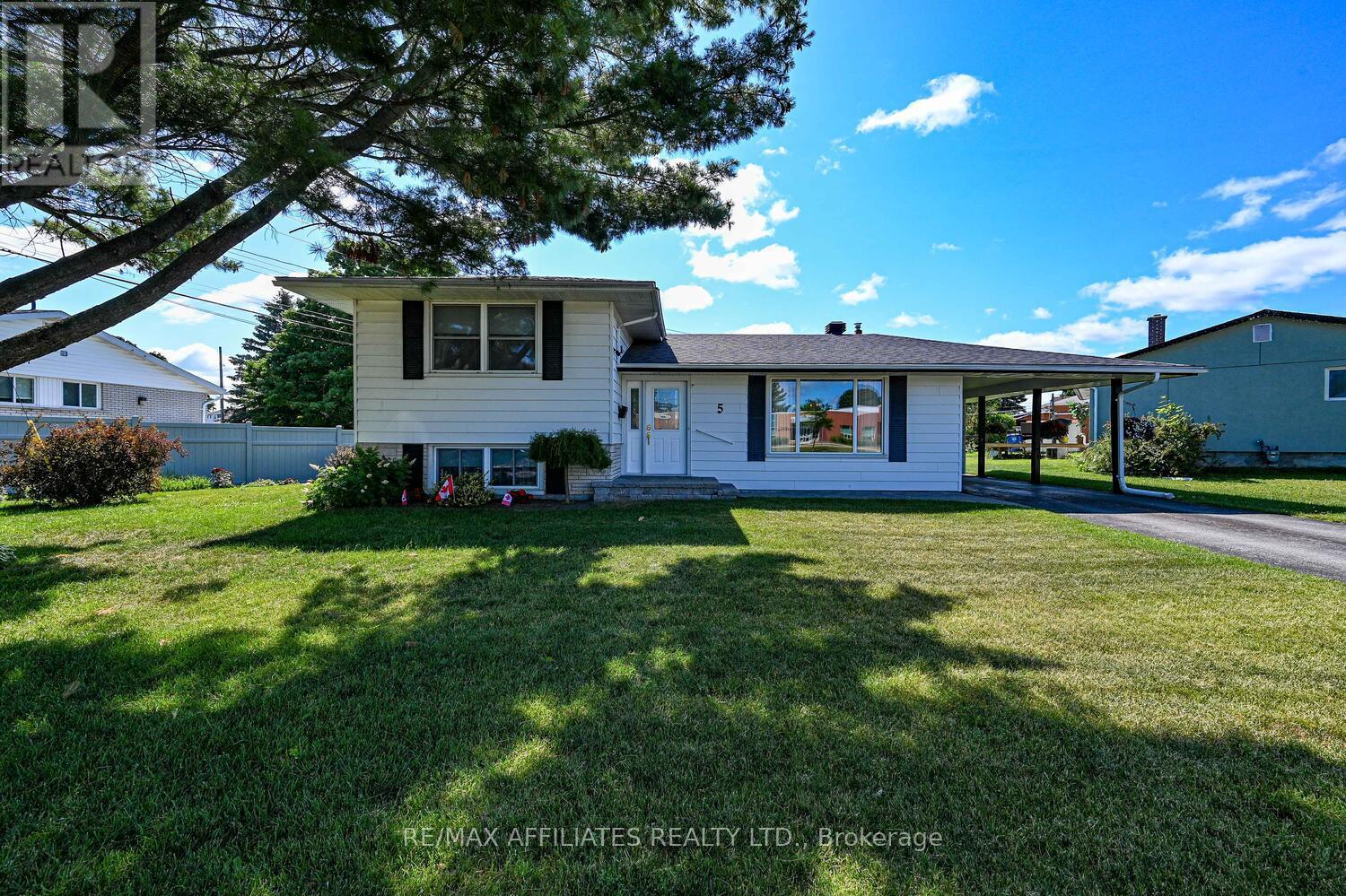 5 Ross St W, Smiths Falls, ON K7A 4L4