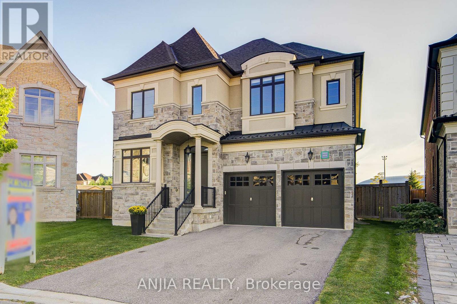 27 Mike Boshevski Ct, Aurora, ON L4G 3G7