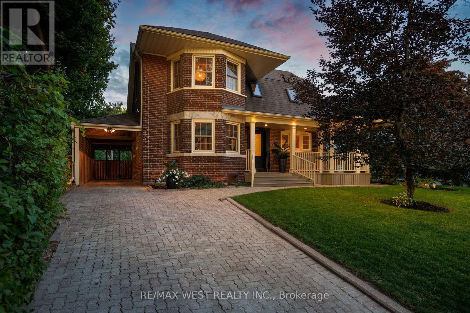 207 Ellis Ave, Toronto, ON M6S 2X4