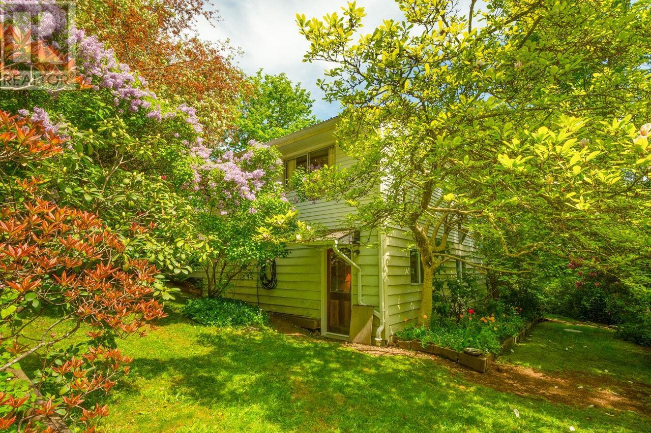508 Collins Rd, Bowen Island, BC V0N 1G1