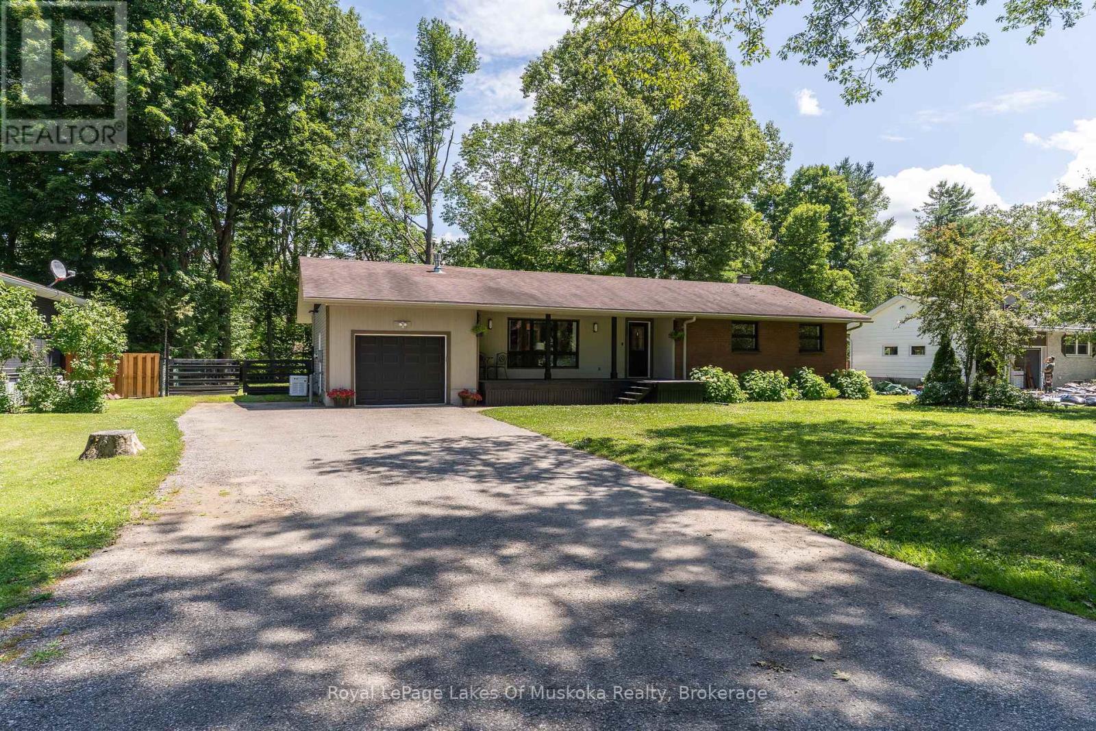 220 Alexander St, Gravenhurst, ON P1P 1A6