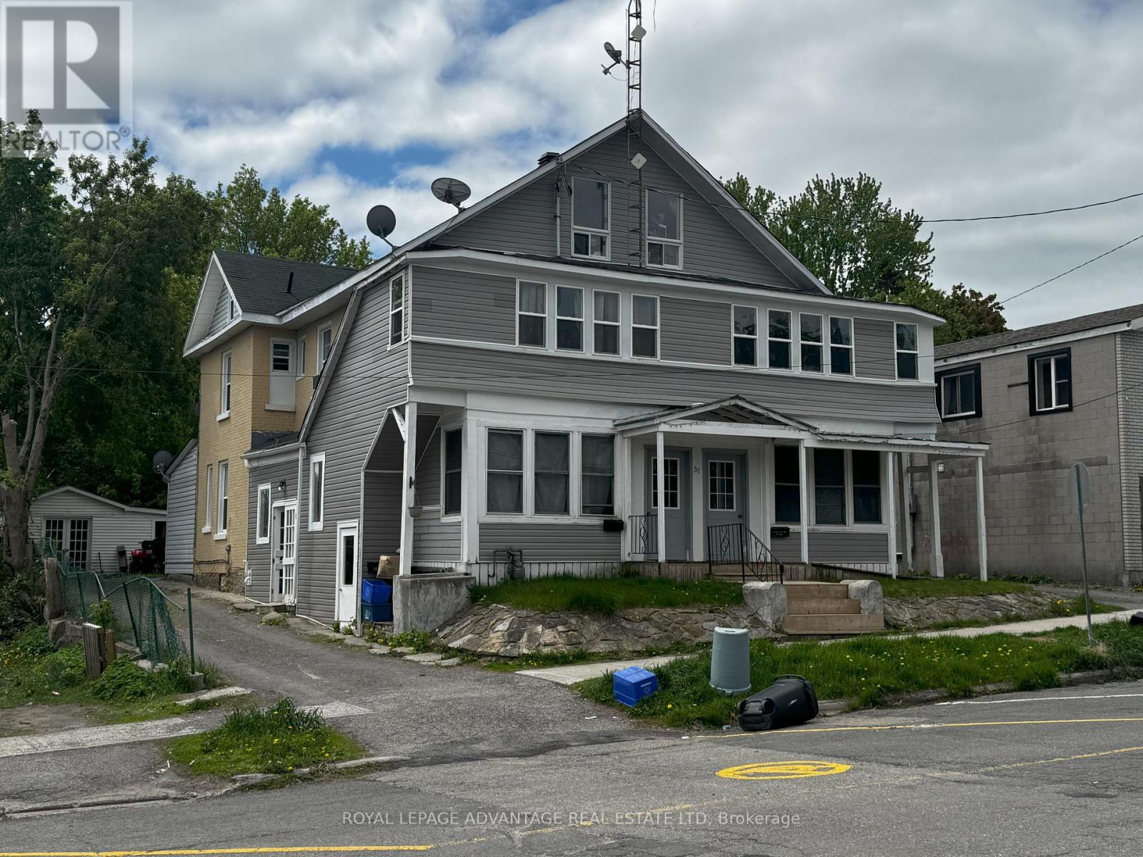 37 Main St W, Smiths Falls, ON K7A 1M7