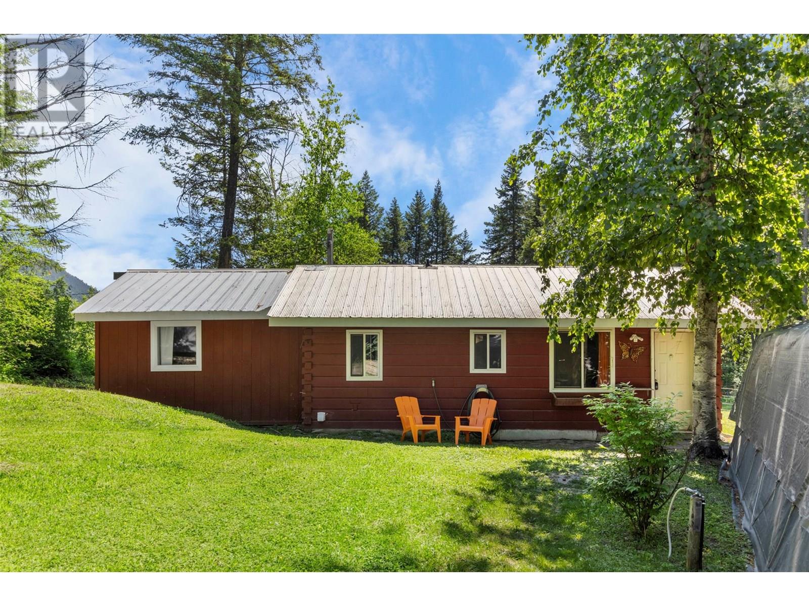 955 Raft River Rd, Clearwater, BC V0E 1N1
