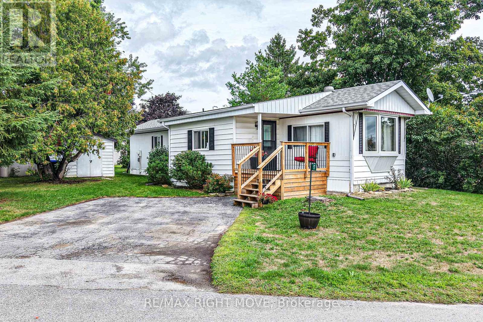 17 Balantrae Dr, Oro-Medonte, ON L3V 6H1