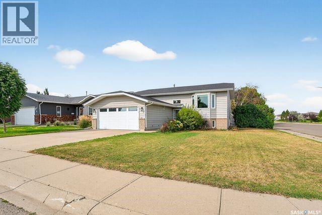 4 Lewry Cres, Moose Jaw, SK S6J 1J8