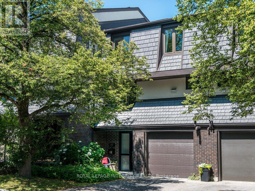 27 655 Richmond Rd, Ottawa, ON K2A 3Y3