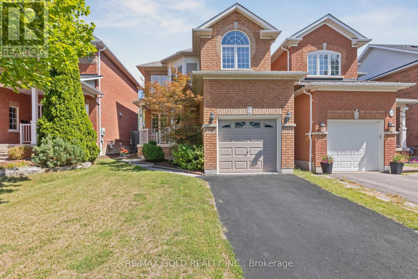 15 Blanchard Ct, Whitby, ON L1M 1H5