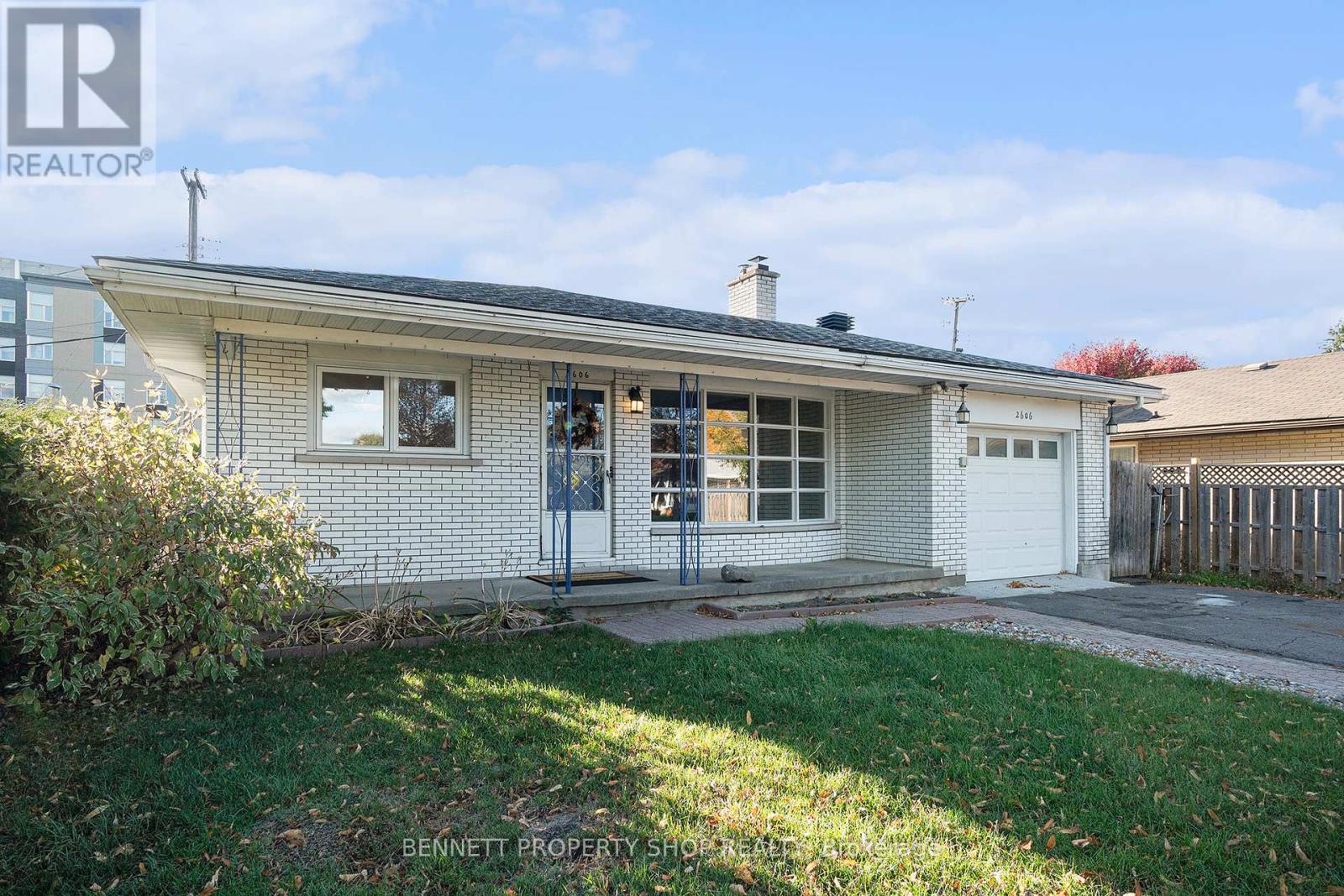 2606 Egan Rd, Ottawa, ON K1V 8N1
