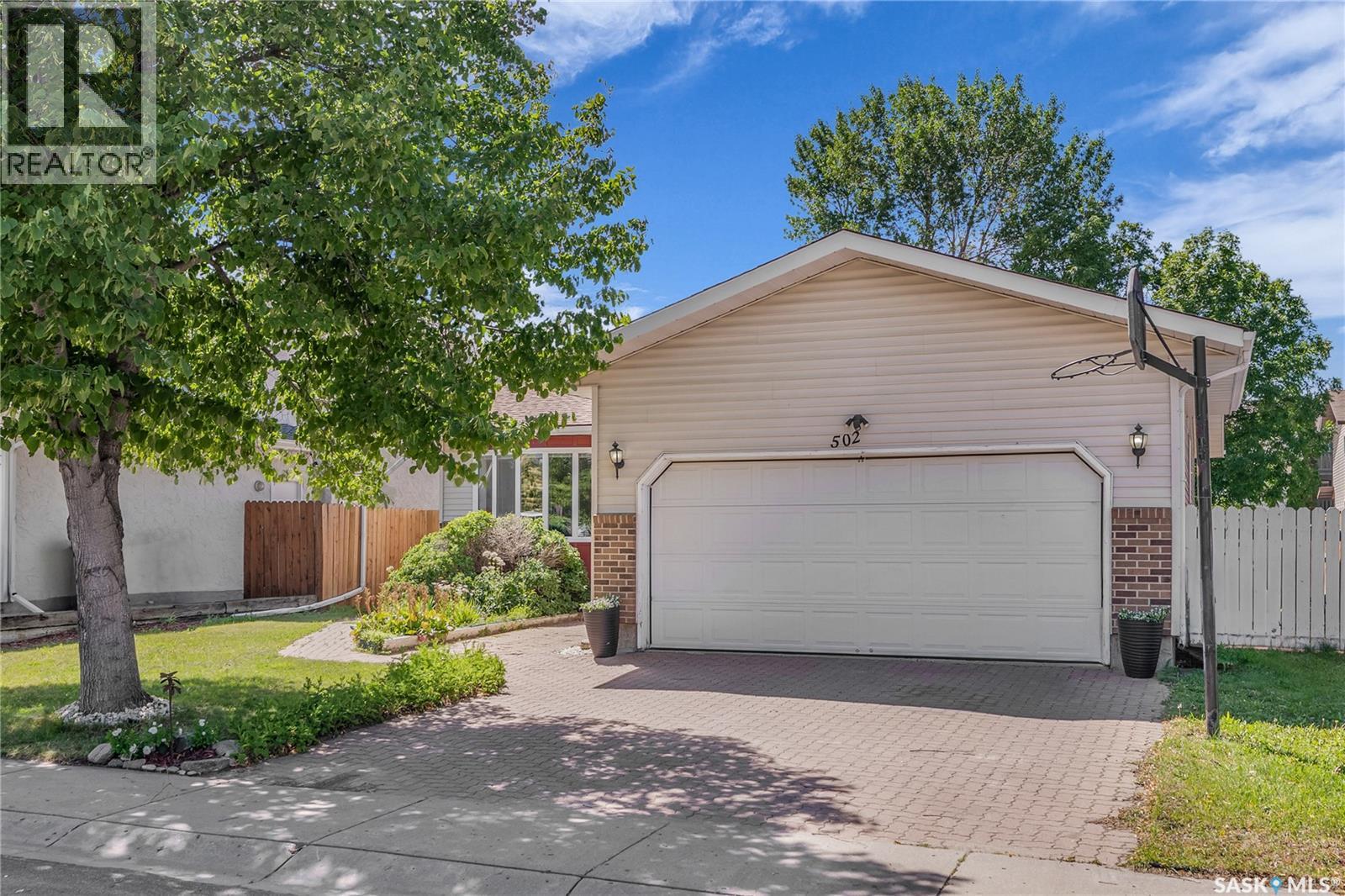 502 Brightsand Cres, Saskatoon, SK S7J 4Y3