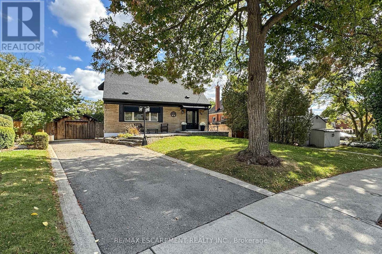 23 Sylvia Cres, Hamilton, ON L8K 2A8