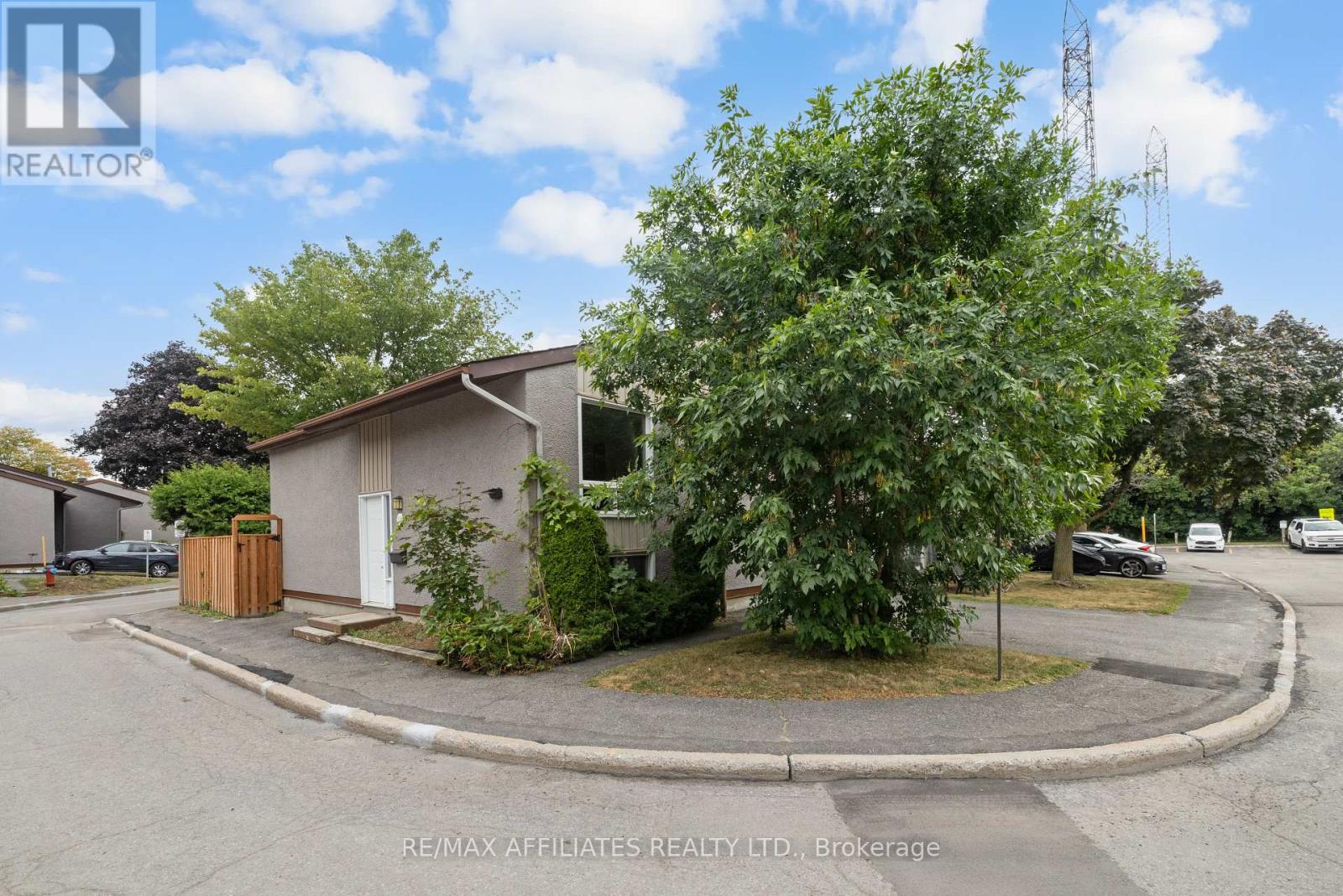 306 Woodfield Dr, Ottawa, ON K2G 3W9