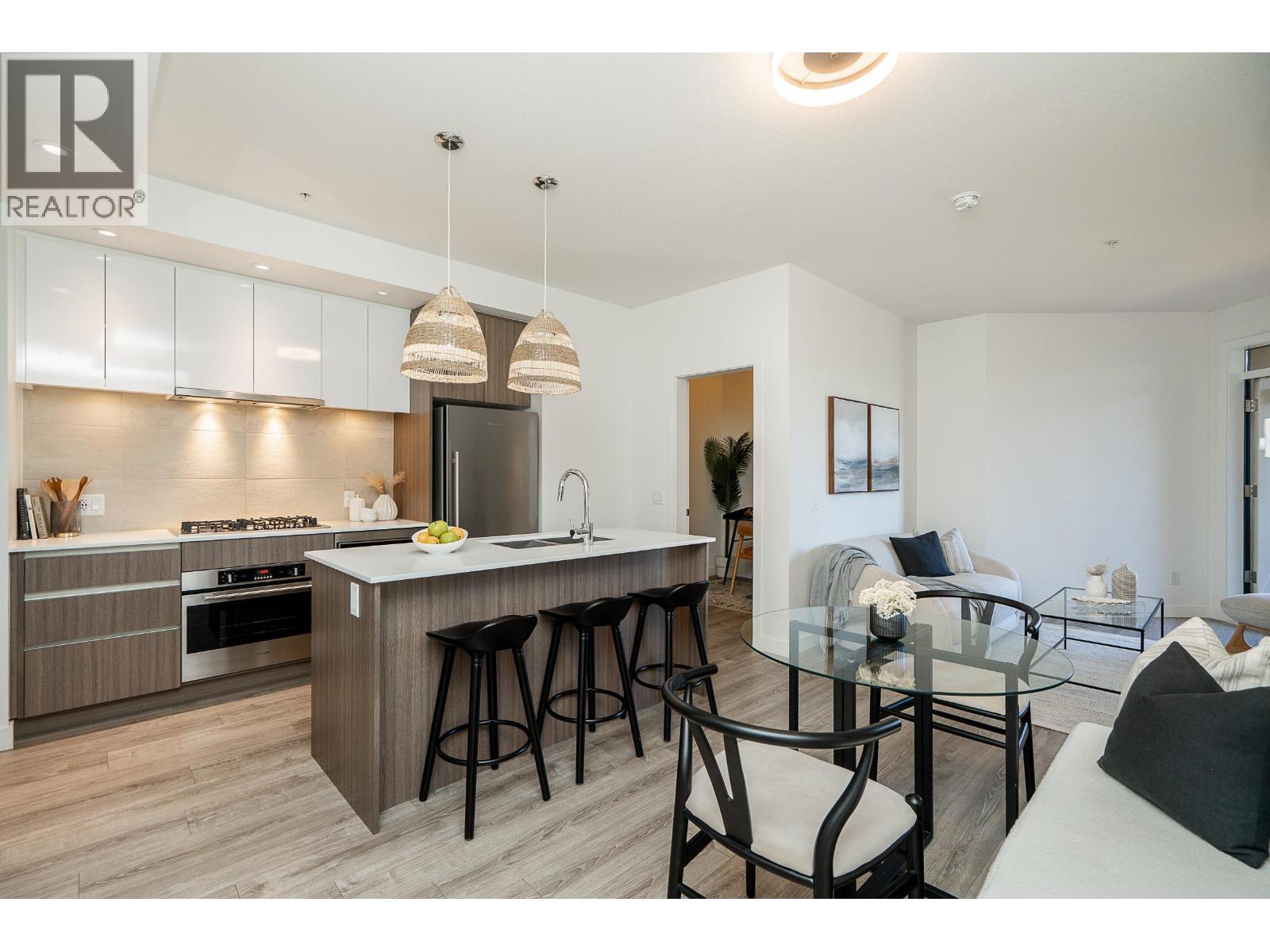516 Foster Avenue Unit 401, Coquitlam, BC V3J 0H8