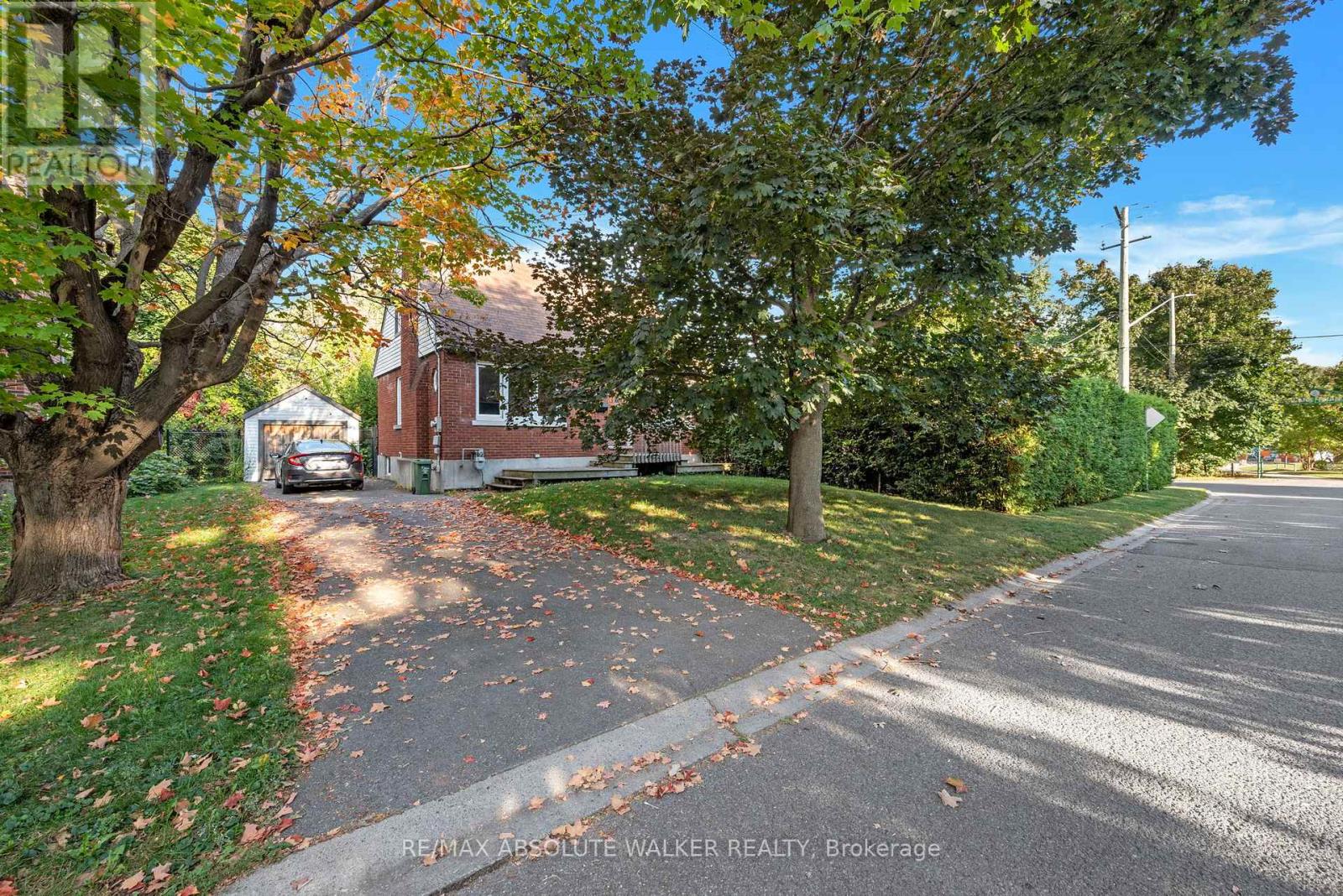 899 Maplewood Ave, Ottawa, ON K2B 5V6