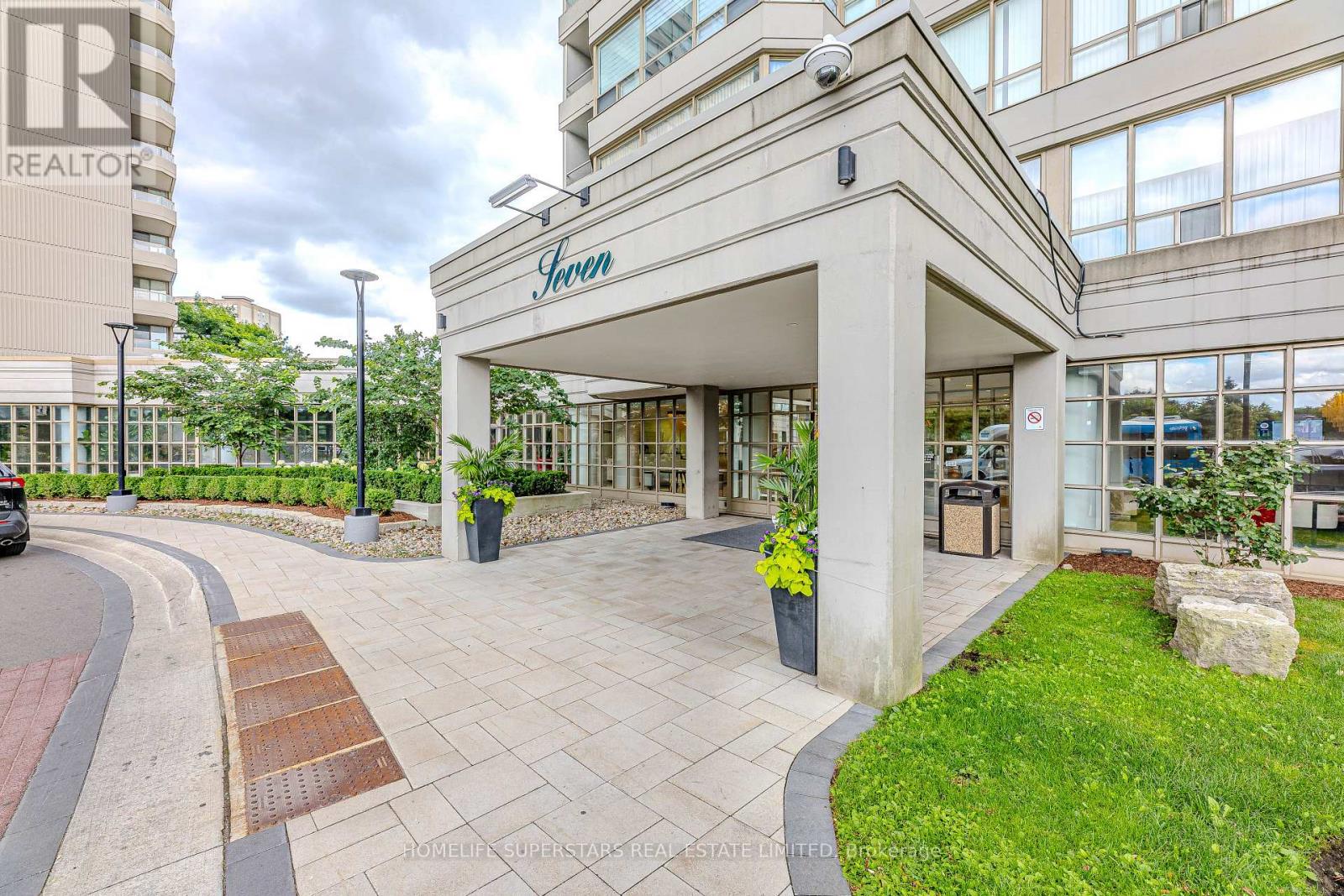 1005 7 Townsgate Dr, Vaughan, ON L4J 7Z9