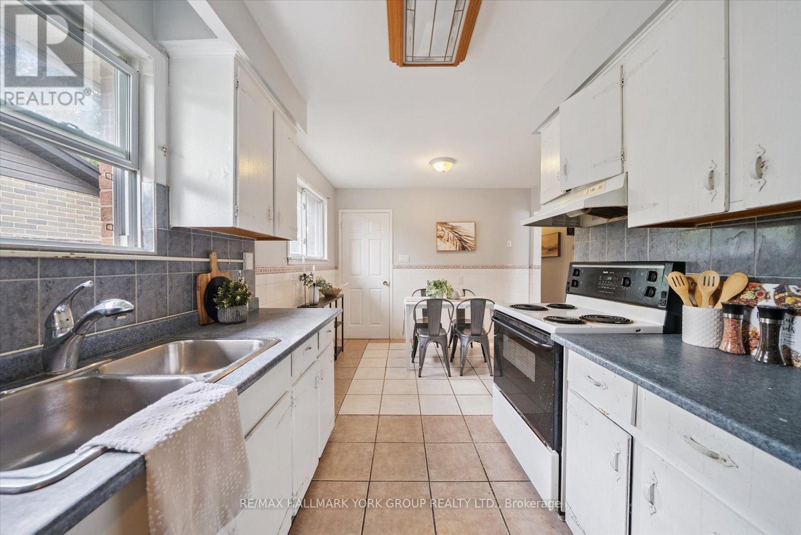 6 Glenecho Dr, Barrie, ON L4M 4J3