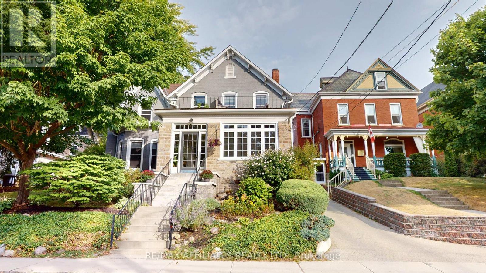 92 Pine St, Brockville, ON K6V 1G9