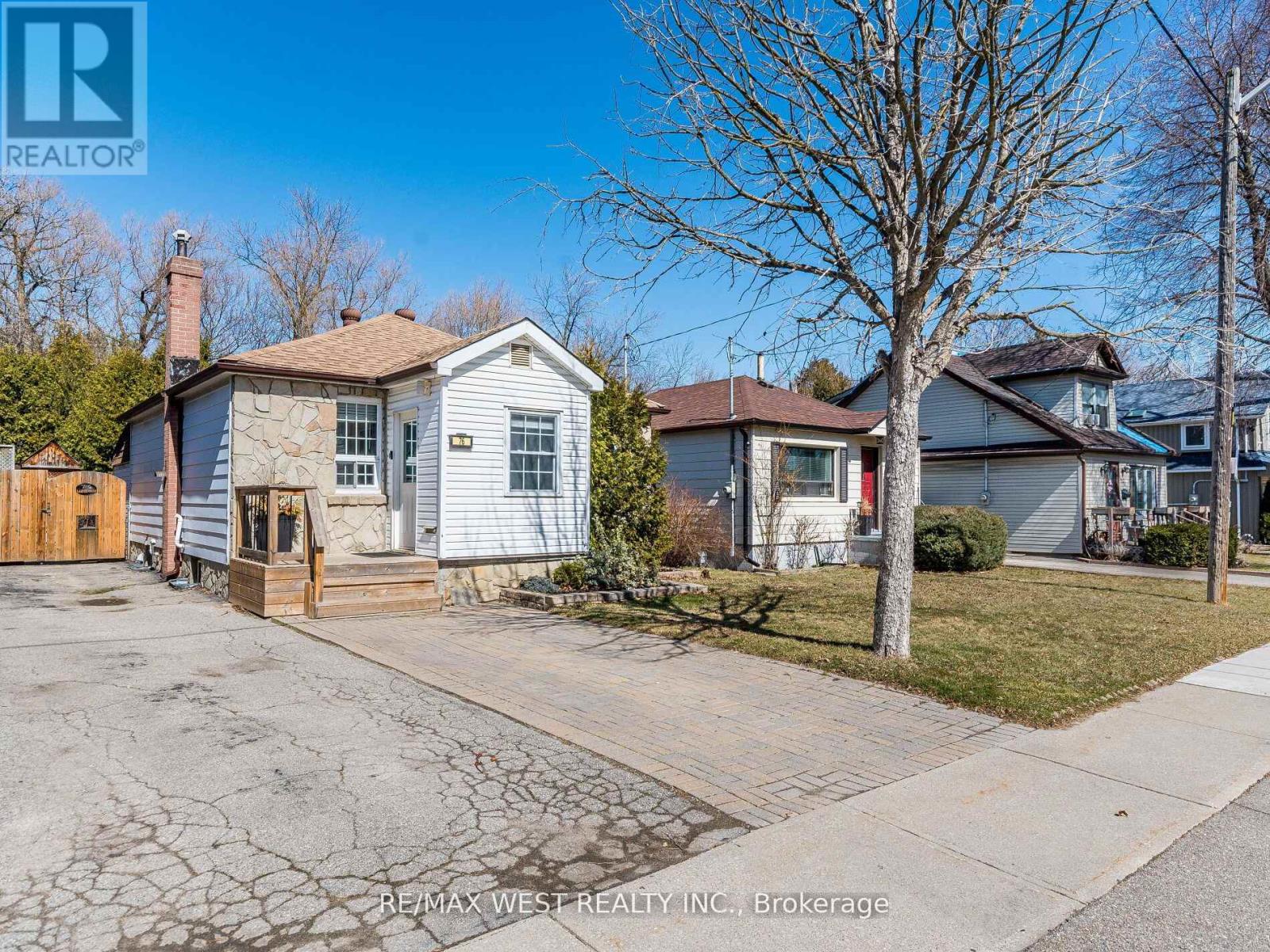 76 Laburnham Ave, Toronto, ON M8W 1S8