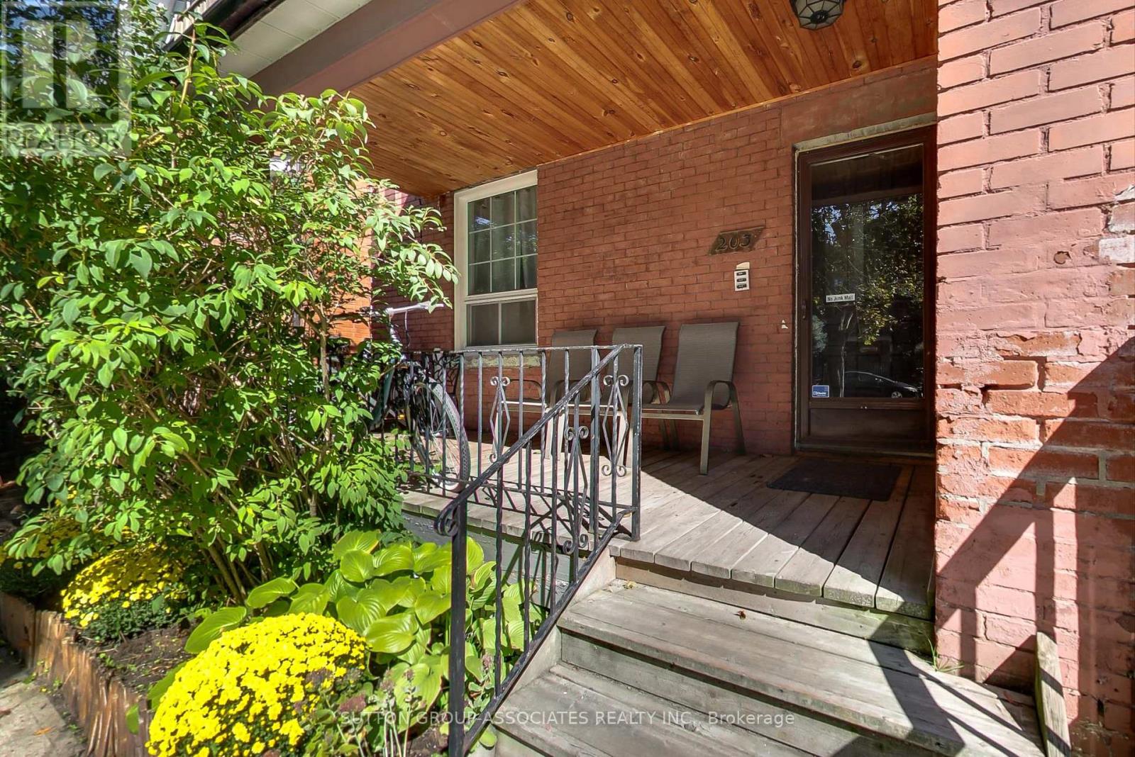 203 Fairview Ave, Toronto, ON M6P 3A6