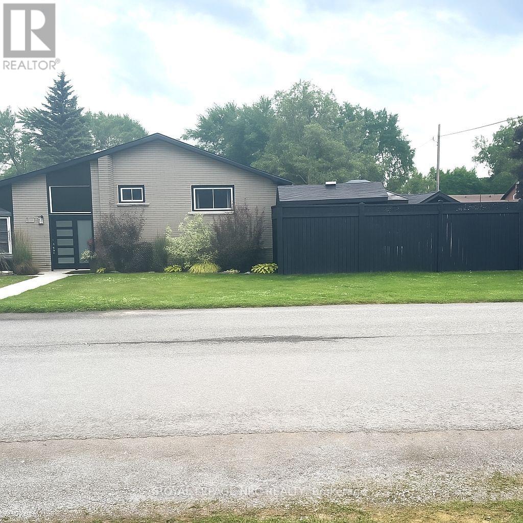 8305 Parkway Dr, Niagara Falls, ON L2G 6W8
