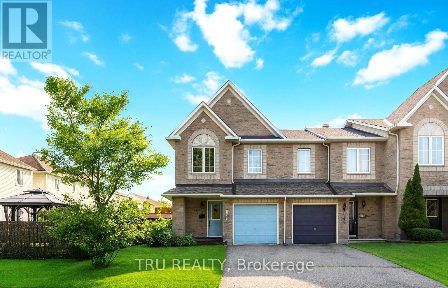102 Southpointe Ave, Ottawa, ON K2J 4T5