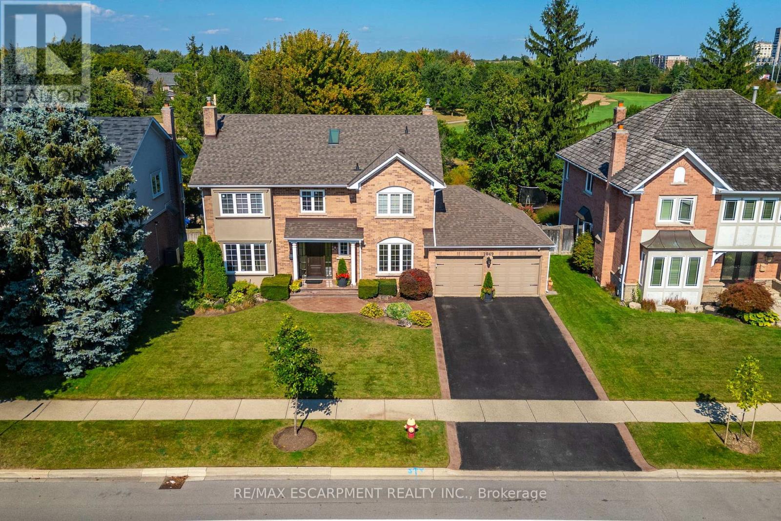 2049 Country Club Dr, Burlington, ON L7M 3Z2