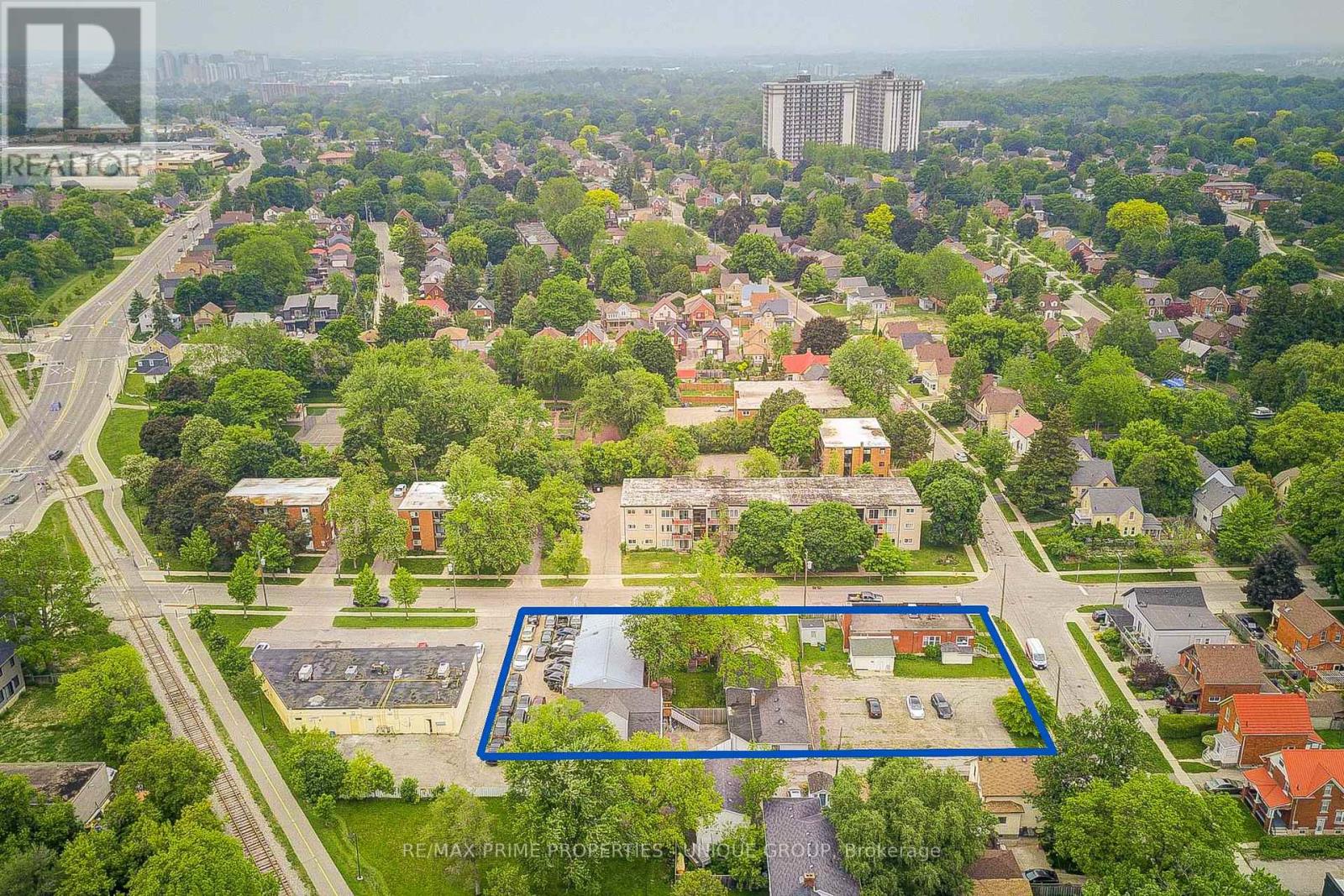 155 Ahrens St W, Kitchener, ON N2H 4C6