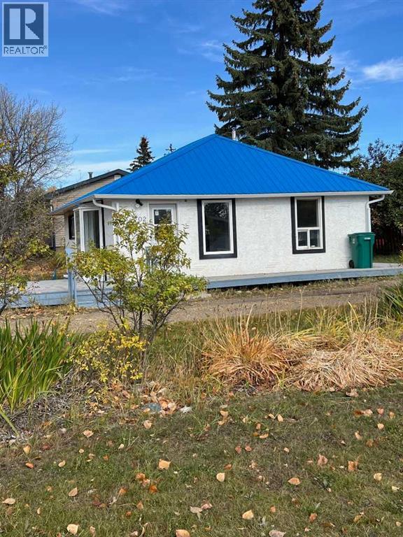 702 6 Avenue, Beaverlodge, AB T0H 0C0