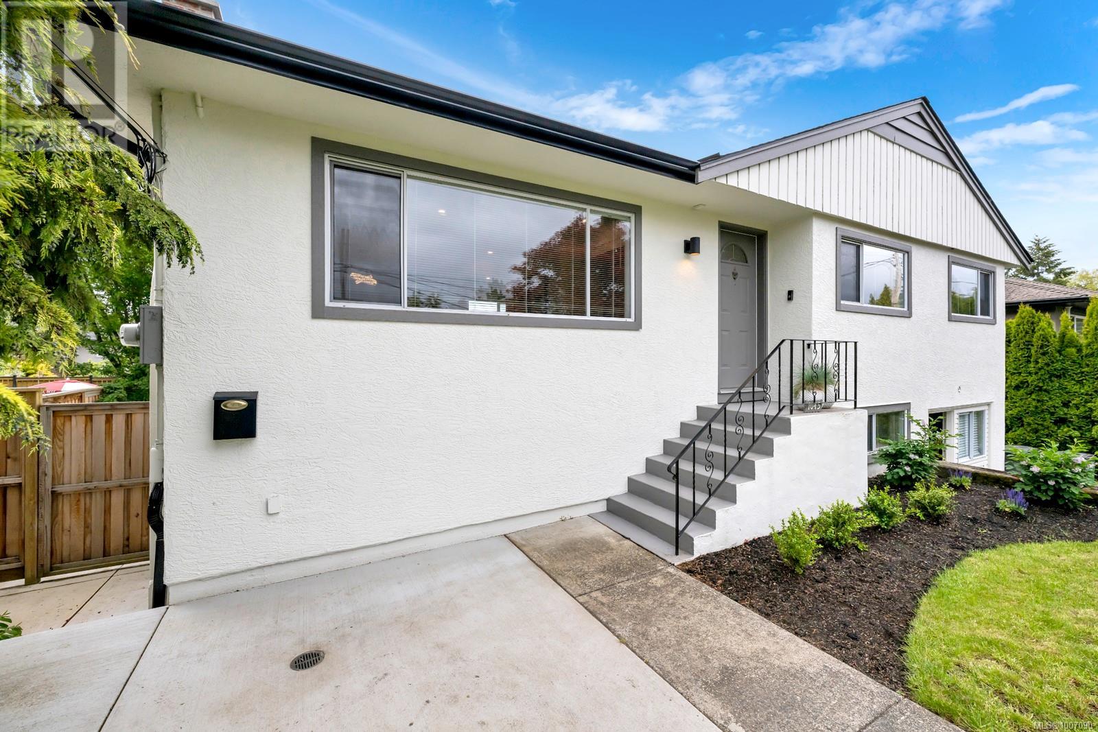 1045 Nicholson St, Saanich, BC V8X 3L3