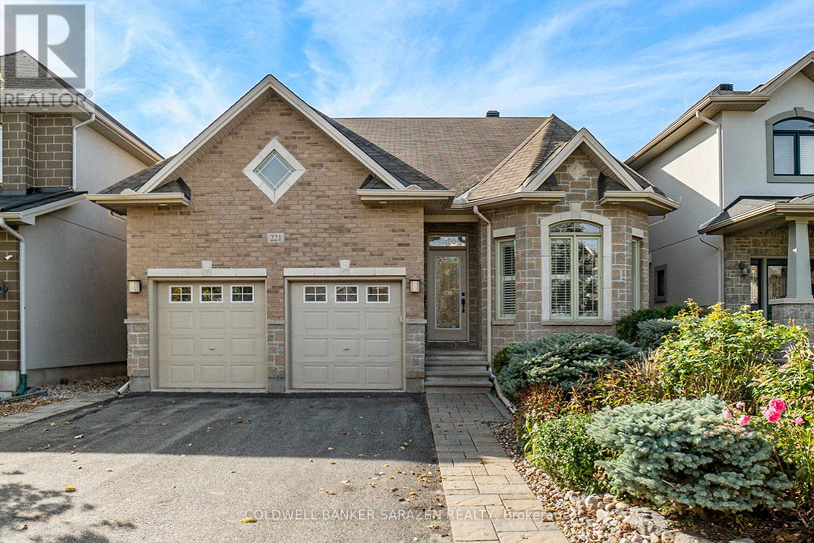 221 Madhu Cres, Ottawa, ON K2C 4J2