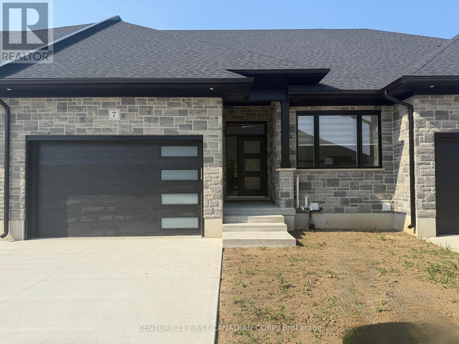 7 32 Postma Cres, North Middlesex, ON N0M 1A0