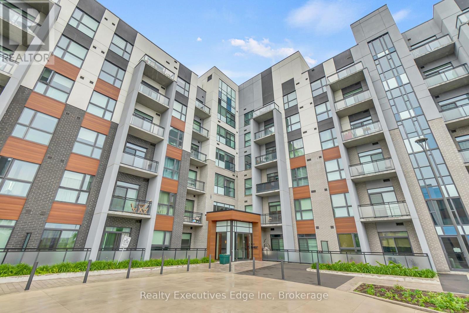 304 50 Kaitting Trl, Oakville, ON L6M 5N3