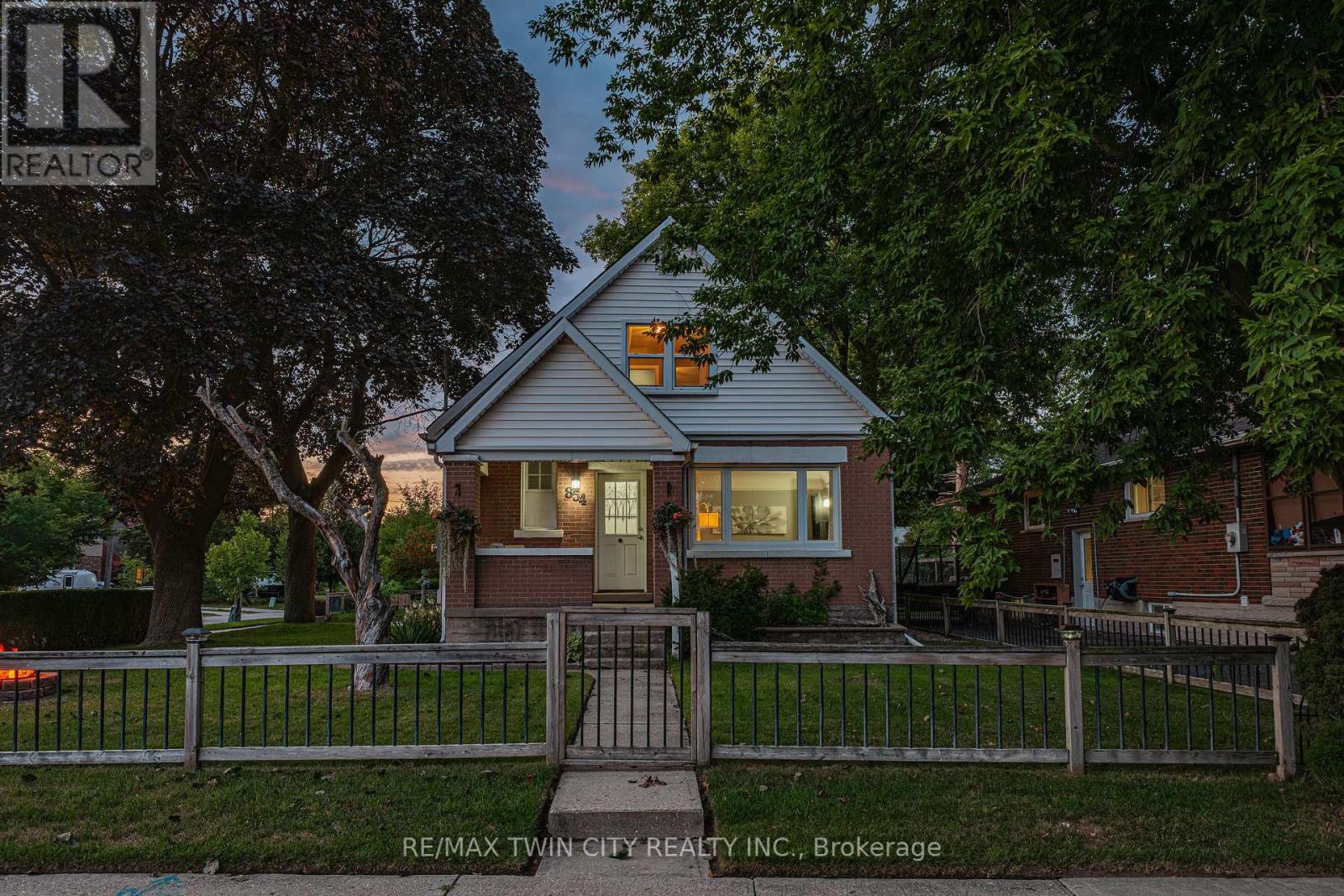854 Guelph St, Kitchener, ON N2H 5Z5