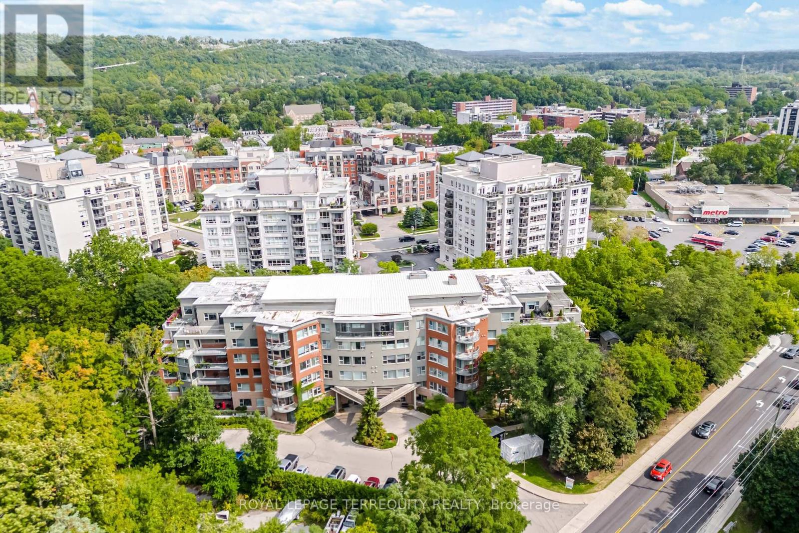 204 77 Governors Rd, Hamilton, ON L9H 7N8