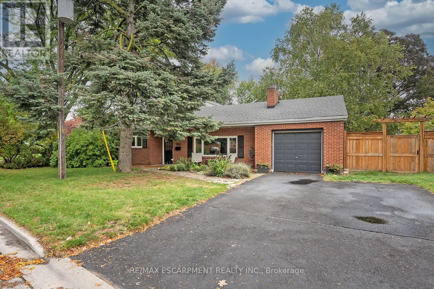 2061 Halton Pl, Burlington, ON L7R 1P8