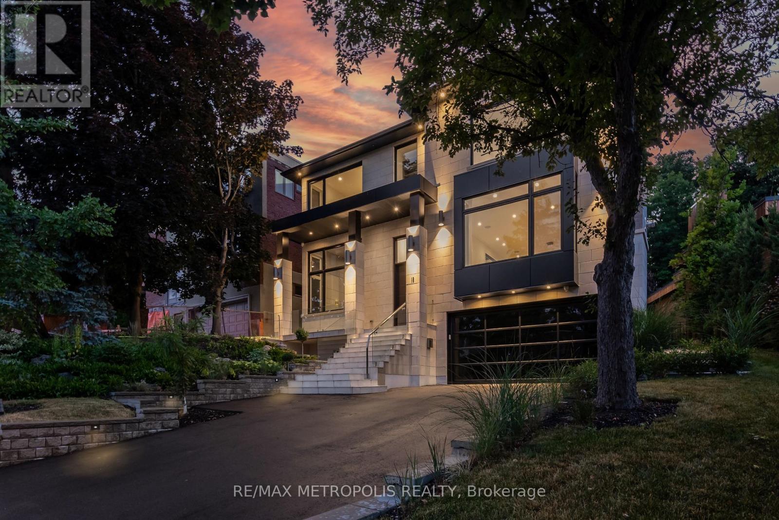 12 Bearwood Dr, Toronto, ON M9A 4G5