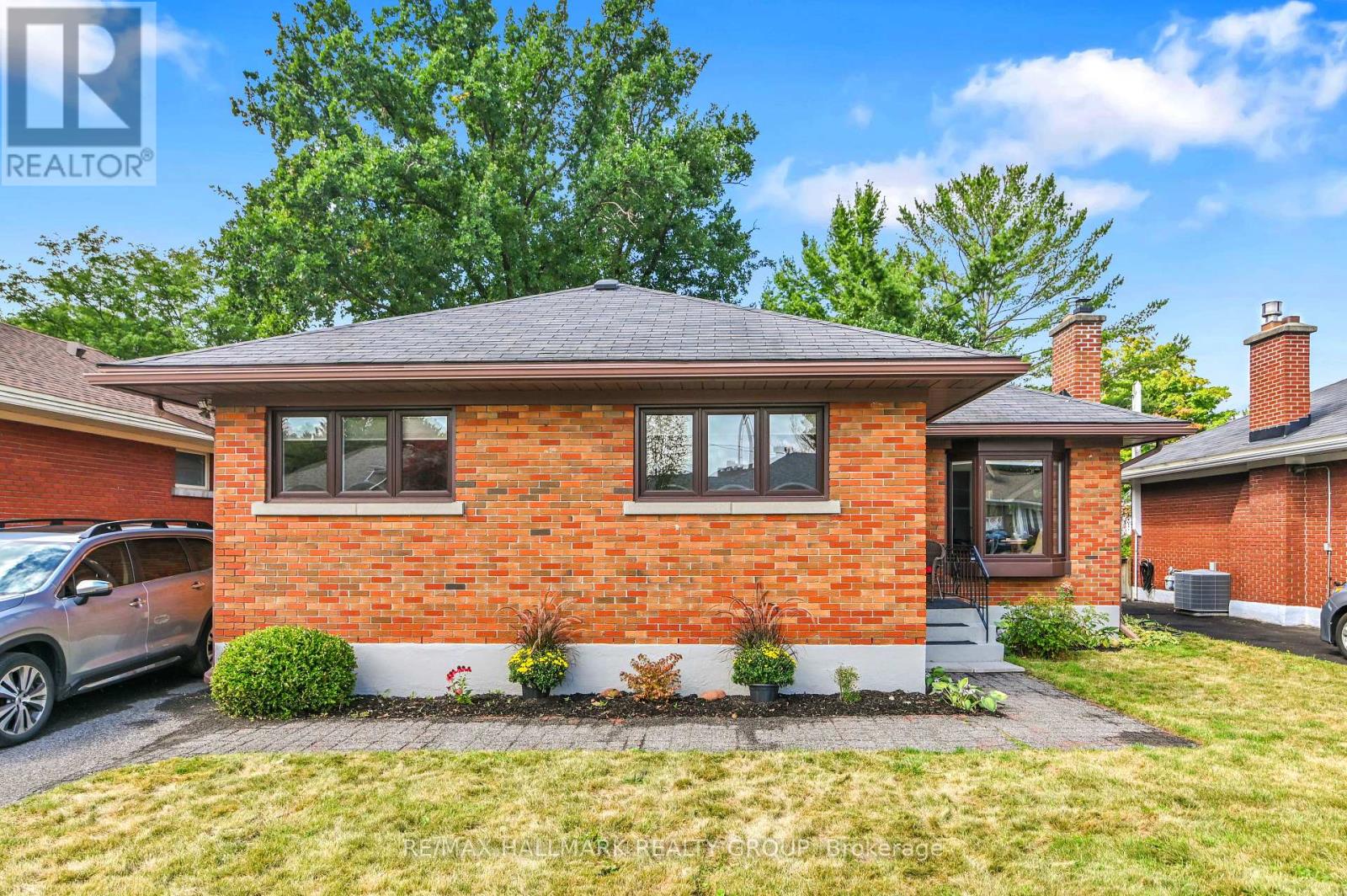 1256 Field St, Ottawa, ON K2C 2R2