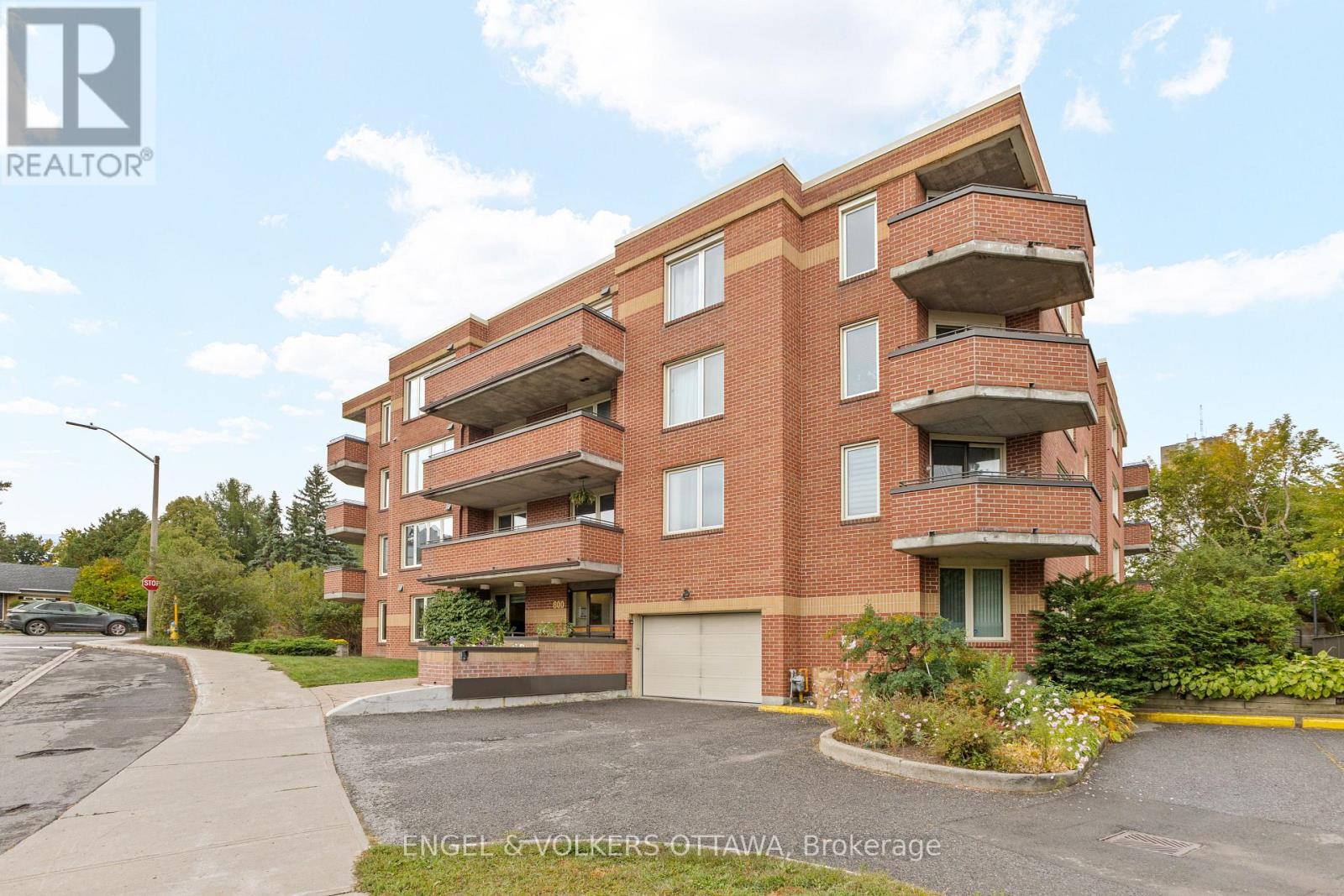 101 800 Mckellar Ave, Ottawa, ON K2A 2X5