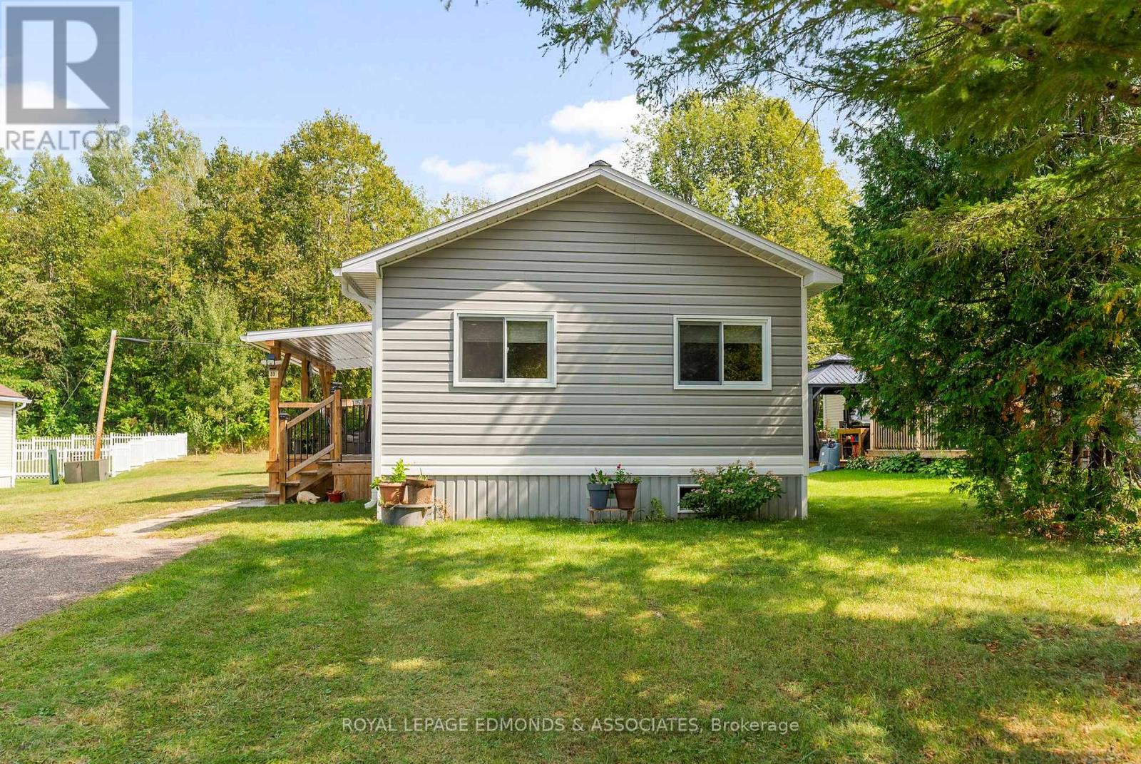 33 Robert Colin Ln, Whitewater Region, ON K0J 1K0