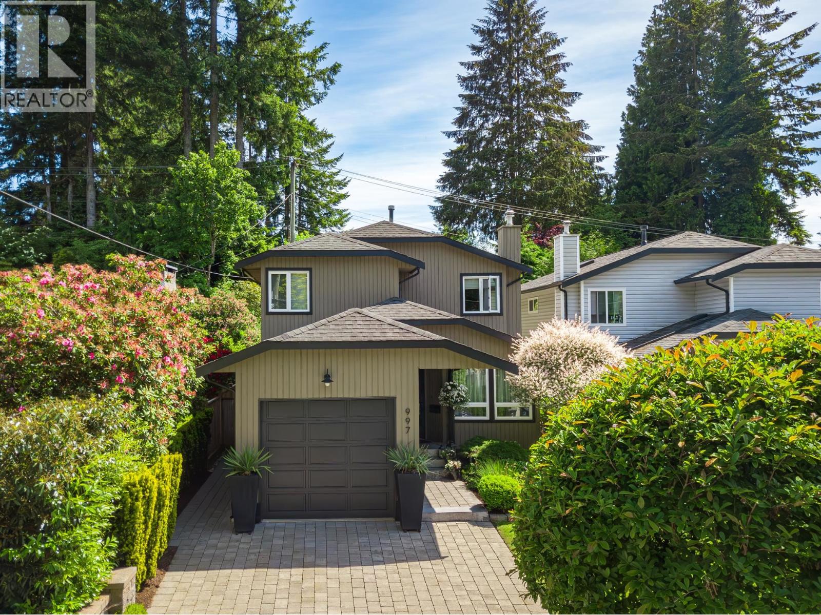 997 Canyon Blvd, North Vancouver, BC V7R 2K2