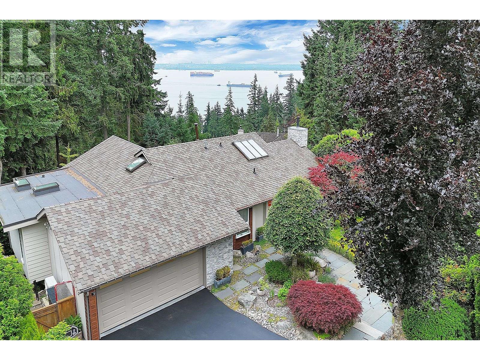 3706 Southridge Pl, West Vancouver, BC V7V 3H8