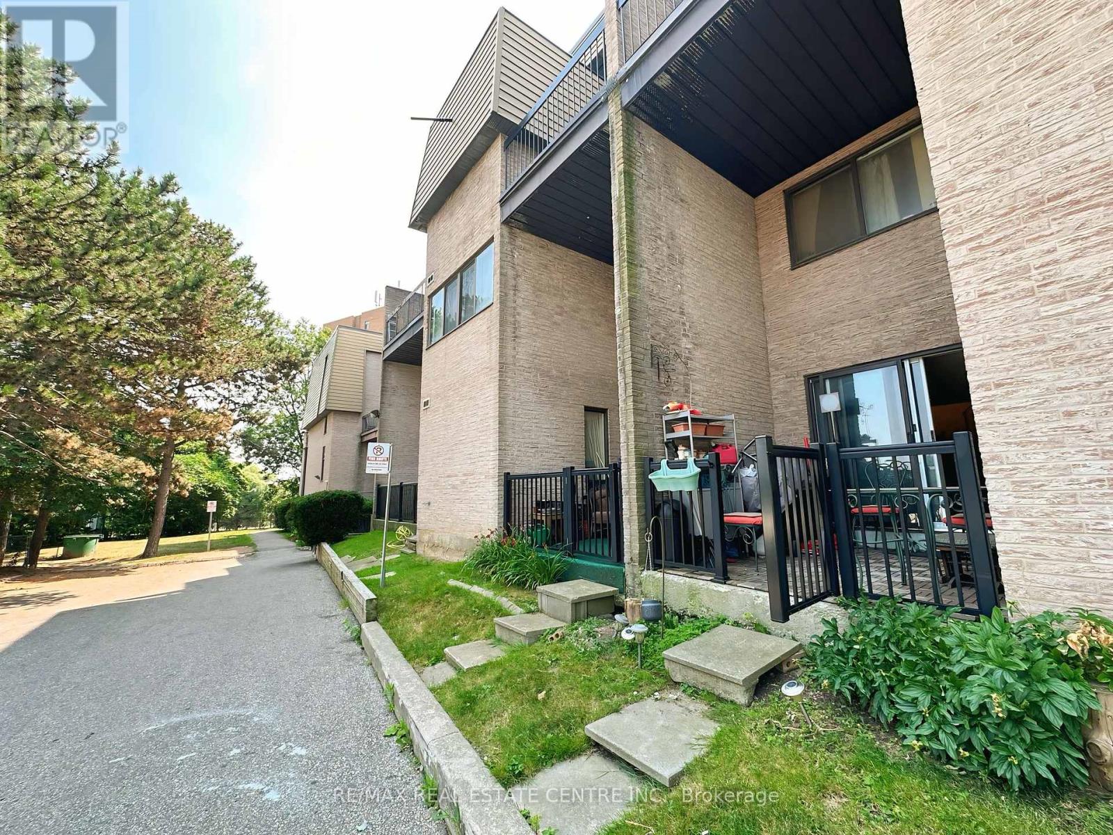 111 2095 Roche Ct, Mississauga, ON L5K 2C8