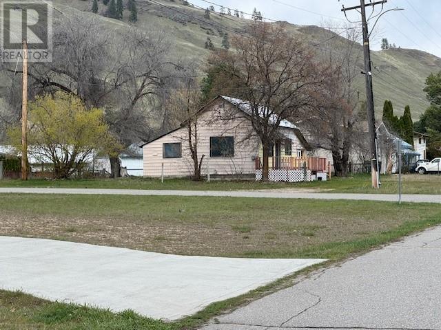 693 Ninth Ave, Midway, BC V0H 1M0