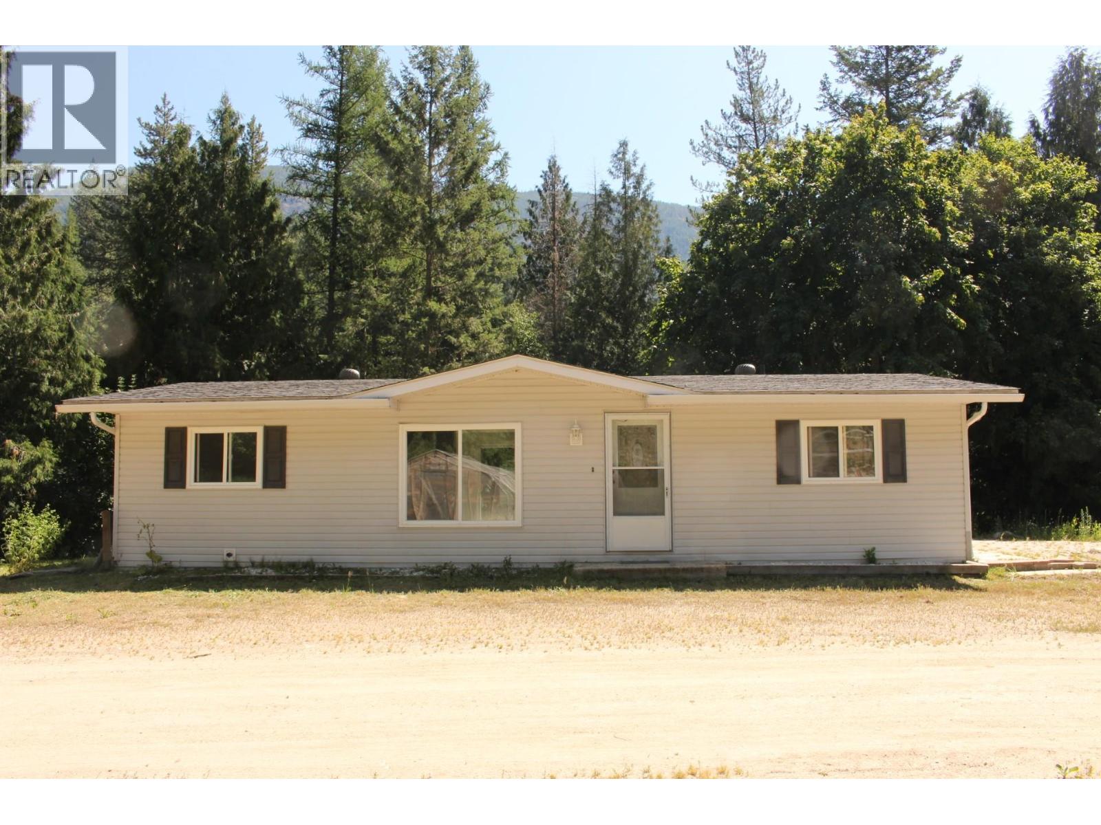 1531 Mountain Ridge Rd, Robson, BC V1N 4S2