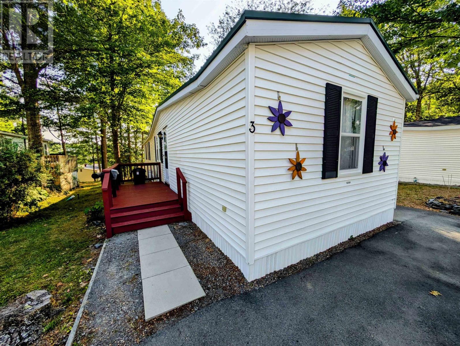 3 Summer Cres, Bridgewater, NS B4V 3P4