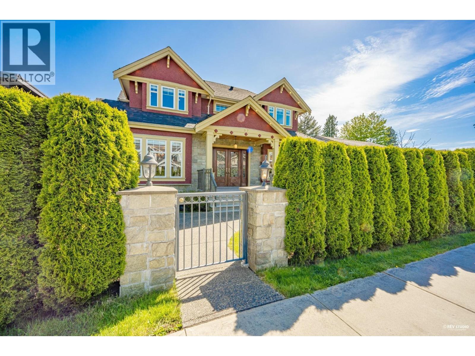 337 E 17th St, North Vancouver, BC V7L 2W1