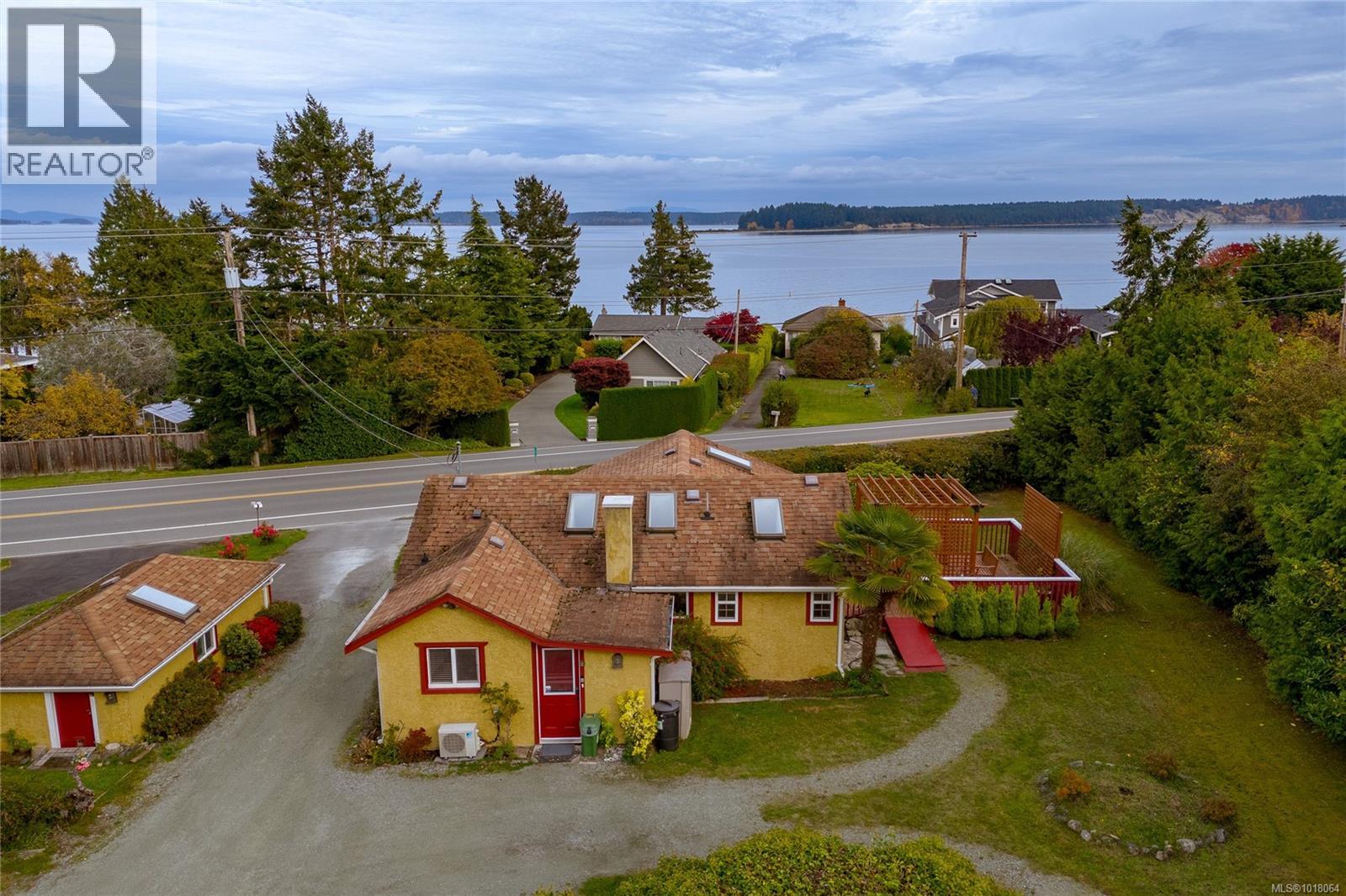 8576 Lochside Dr, North Saanich, BC V8L 1M6