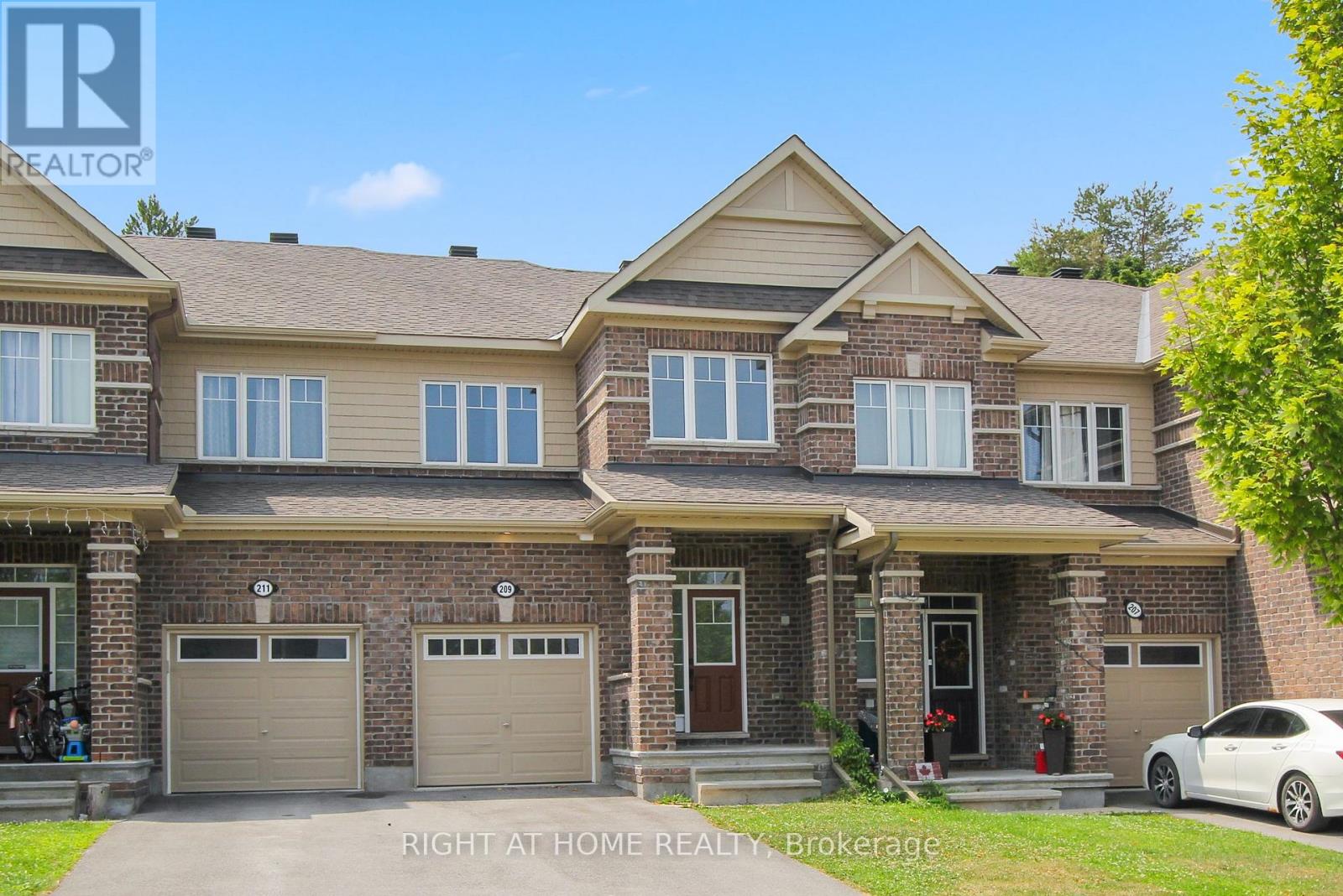 209 Hartsmere Dr, Ottawa, ON K2S 0X8