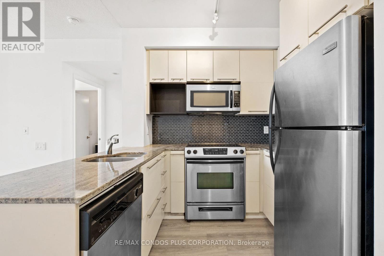 2010 21 Carlton St, Toronto, ON M5B 1L3