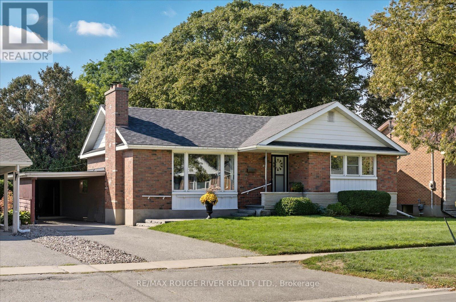 832 Hortop St, Oshawa, ON L1G 4P1
