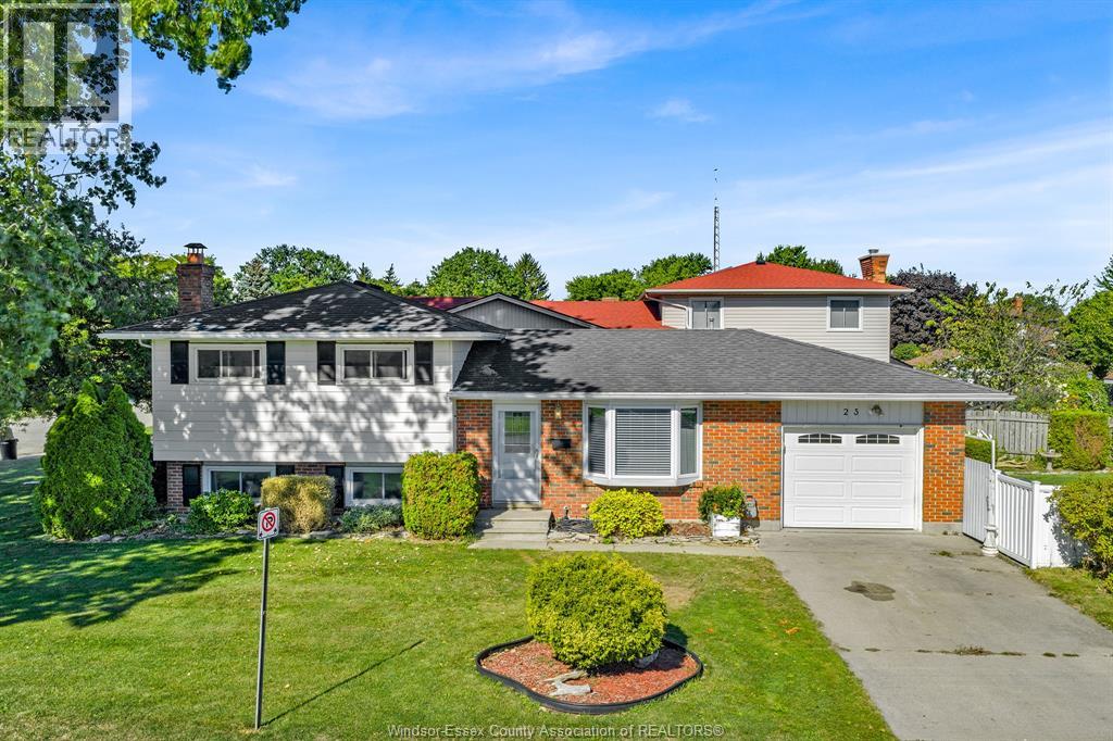 23 Camelot Ave, Leamington, ON N8H 4T7